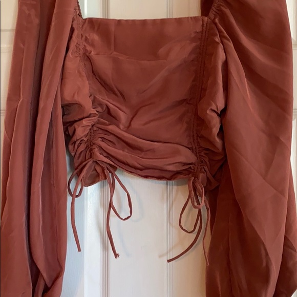 Cropped loose sleeve top. - Picture 4 of 4